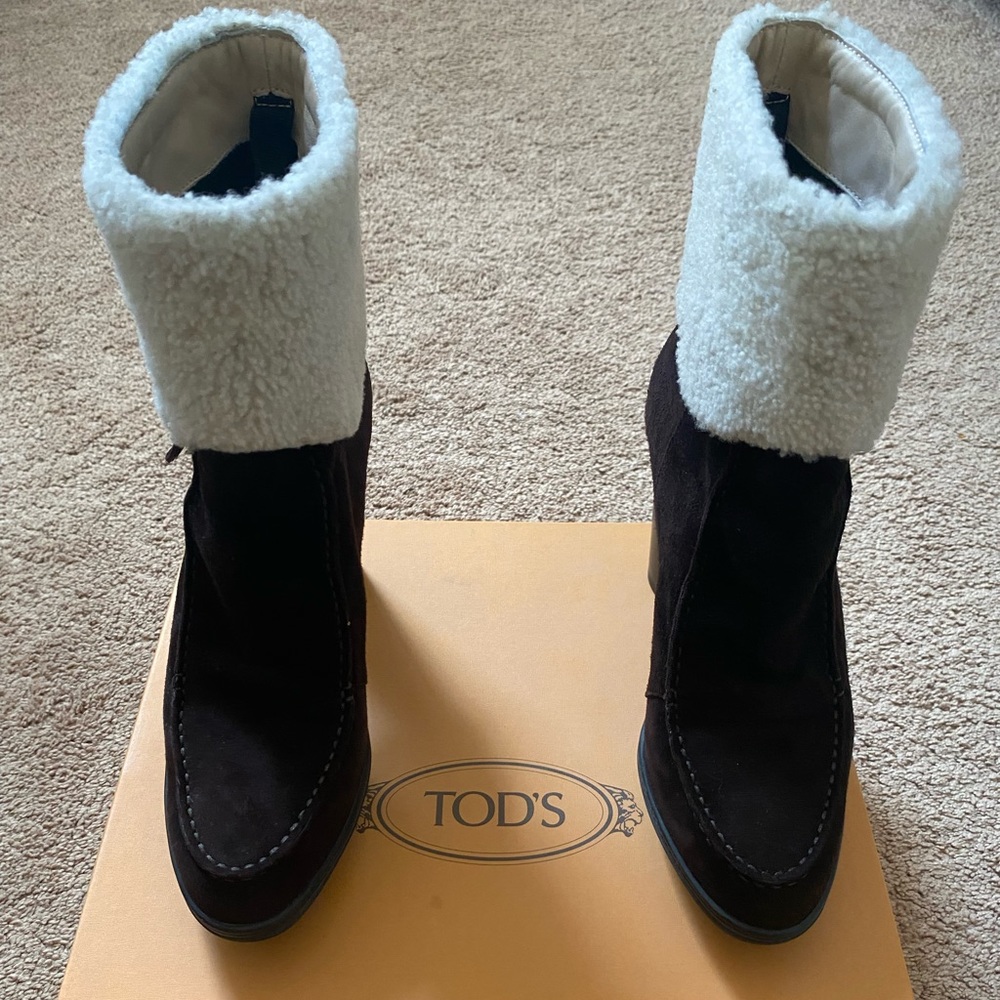 TOD’S brown suede booties